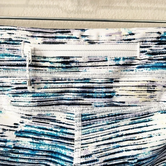 Lululemon Inspire Crop II Leggings Blurry Belle Blue Size 6 Midrise Luxtreme EUC - Picture 7 of 10